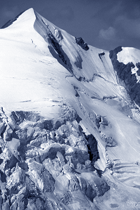 Z údolního ledovce na vrchol PUNTA S. MATTEO pomalu strmě stoupá skupinka horolezců.