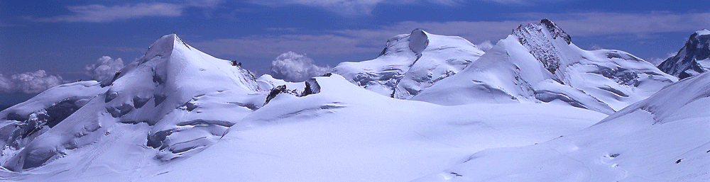 Pohled na Allalinhorn (4027 m n.m.), Strahlhorn (4190 m n.m.) a Rimpfischhorn (4130 m n.m.) z Alphubelu (4206 m n.m.).