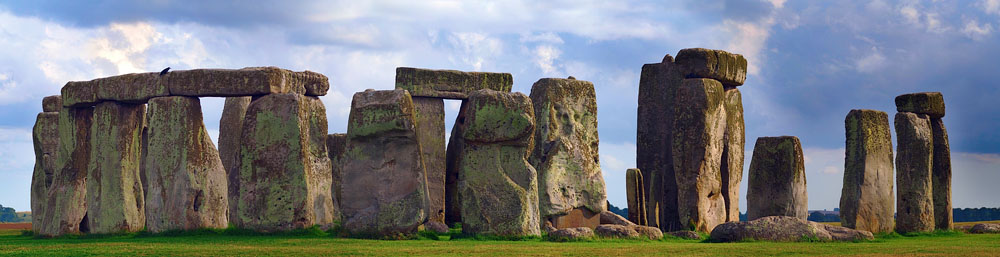 Stonehenge - komplex menhirů a kamenných kruhů asi 13 km severně od městečka Salisbury v Jižní Anglii.