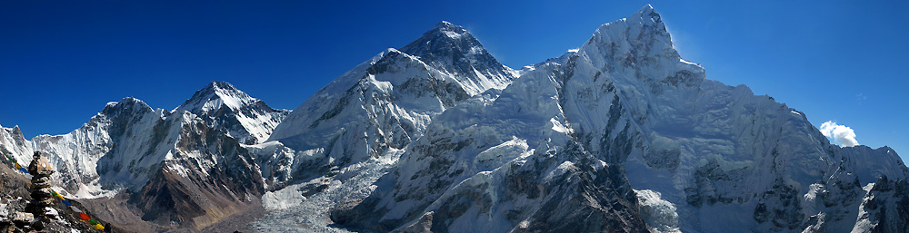 Široký výhled z Kala Patharu: Khumbutse, sedlo Lho La, vzadu za sedlem v Tibetu vrchol Changtse, dále vpravo Mount Everest, Lhotse a Nuptse.