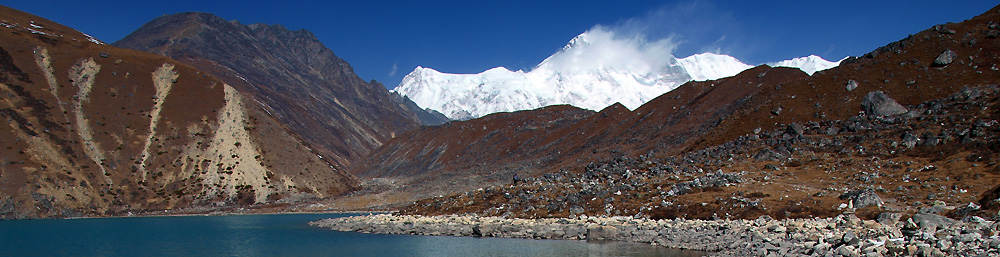 Jezero Taujung Tse a est nejvy hora svta Cho Oyu (8201 m n.m.).