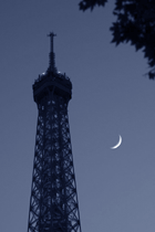 Věž a měsíc